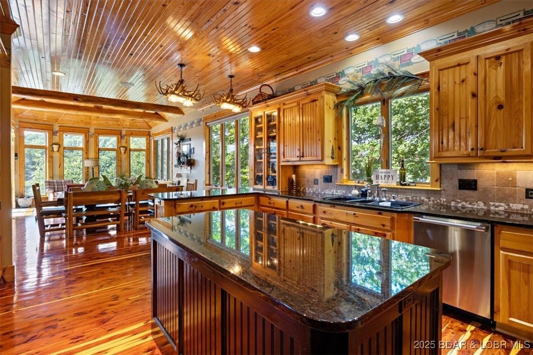 Sunrise Beach, Missouri, 65079, United States, 7 Bedrooms Bedrooms, ,6 BathroomsBathrooms,Residential,Active,1973357