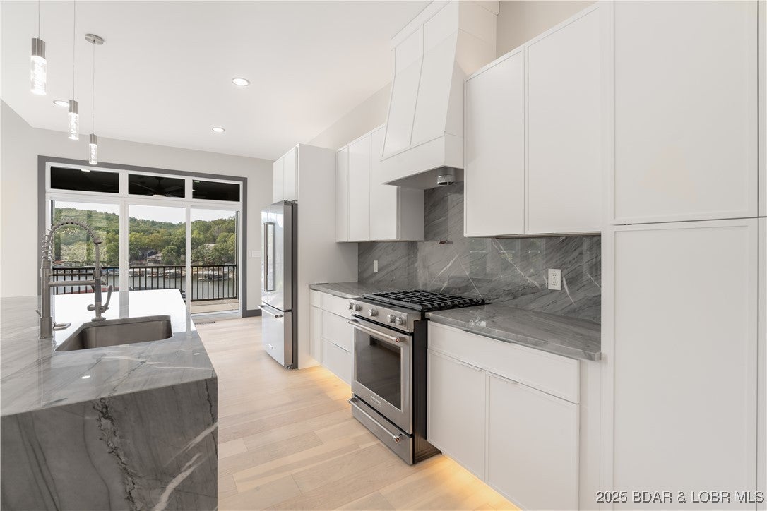 Sunrise Beach, Missouri, 65065, United States, 6 Bedrooms Bedrooms, ,6 BathroomsBathrooms,Residential,Active,1929710