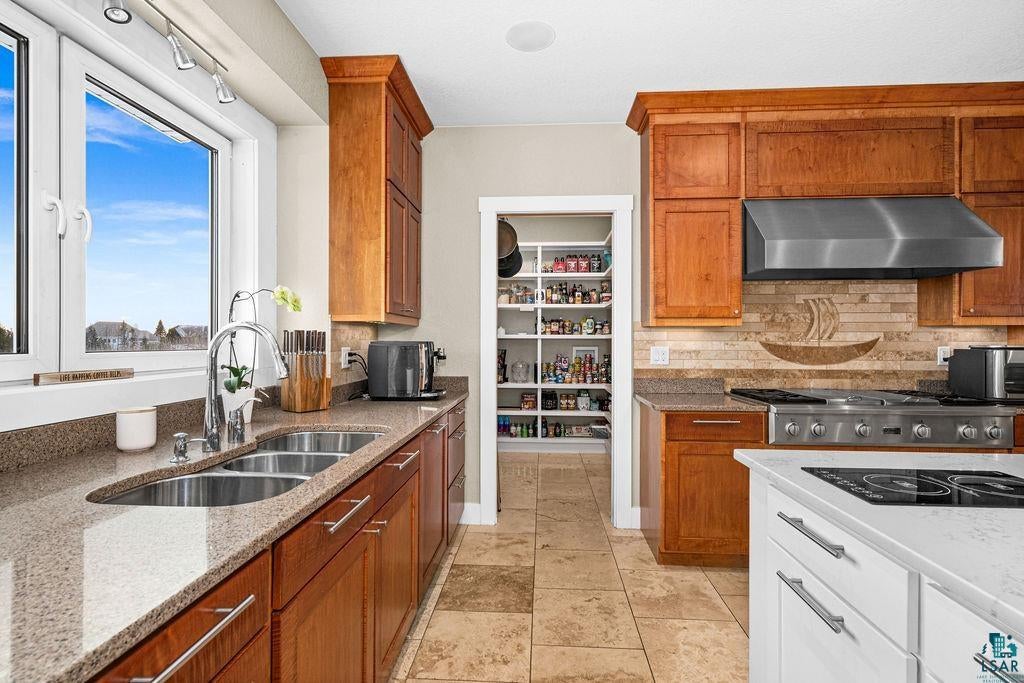 Duluth, Minnesota, 55804, United States, 5 Bedrooms Bedrooms, ,6 BathroomsBathrooms,Residential,Pending,2012810