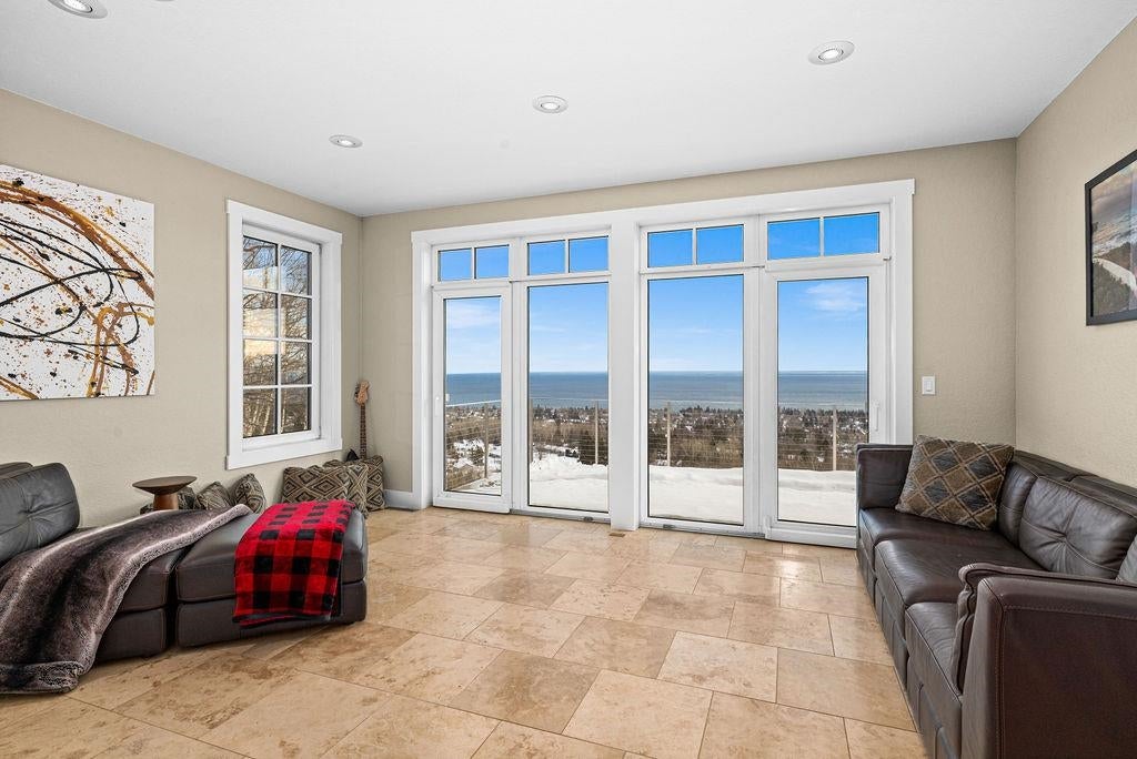 Duluth, Minnesota, 55804, United States, 5 Bedrooms Bedrooms, ,6 BathroomsBathrooms,Residential,Pending,2012810