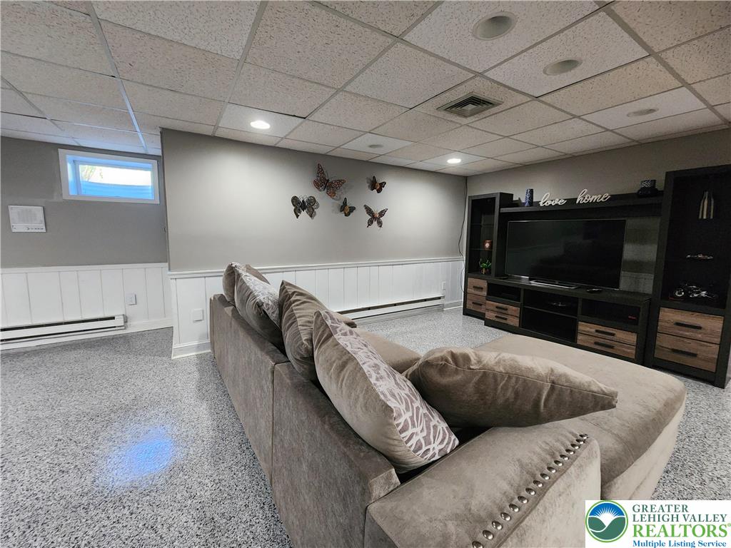 Bushkill Twp, Pennsylvania, 18064, United States, 4 Bedrooms Bedrooms, ,5 BathroomsBathrooms,Residential,Active,1945456