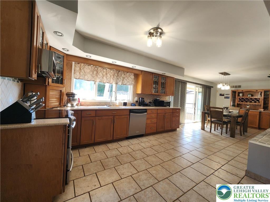 Bushkill Twp, Pennsylvania, 18064, United States, 4 Bedrooms Bedrooms, ,5 BathroomsBathrooms,Residential,Active,1945456