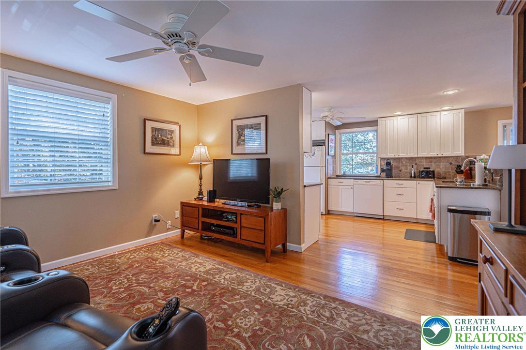 Clifton Twp, Pennsylvania, 18424, United States, 5 Bedrooms Bedrooms, ,4 BathroomsBathrooms,Residential,Active,1962171