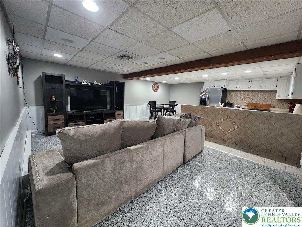 Bushkill Twp, Pennsylvania, 18064, United States, 4 Bedrooms Bedrooms, ,5 BathroomsBathrooms,Residential,Active,1945456