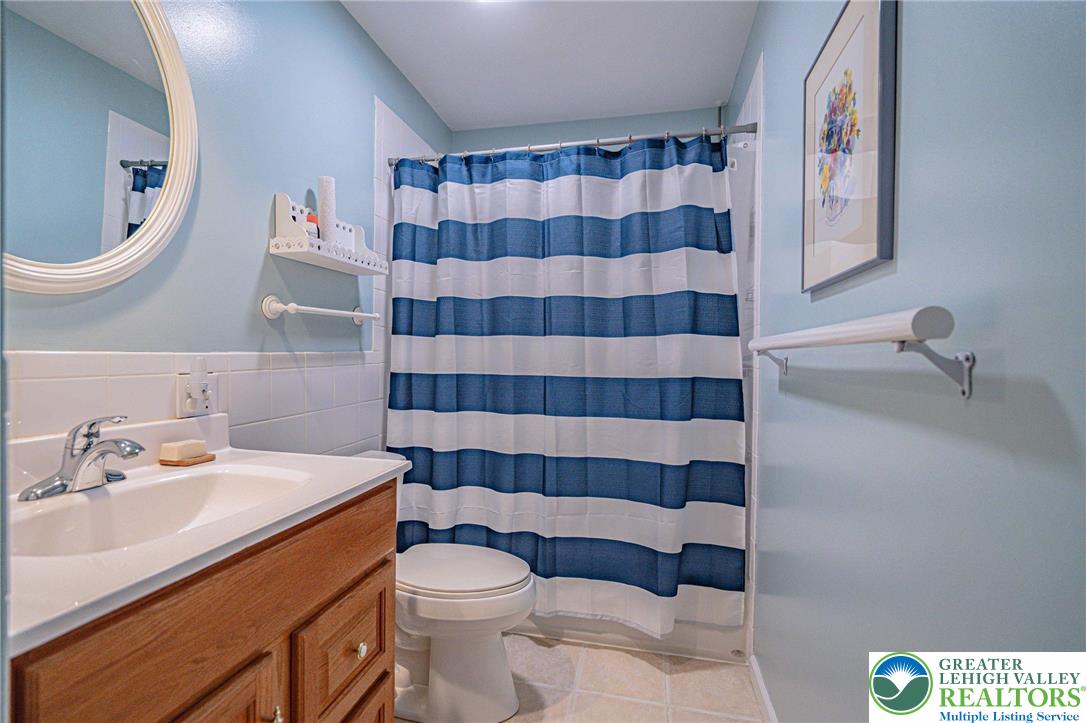 Clifton Twp, Pennsylvania, 18424, United States, 5 Bedrooms Bedrooms, ,4 BathroomsBathrooms,Residential,Active,1962171