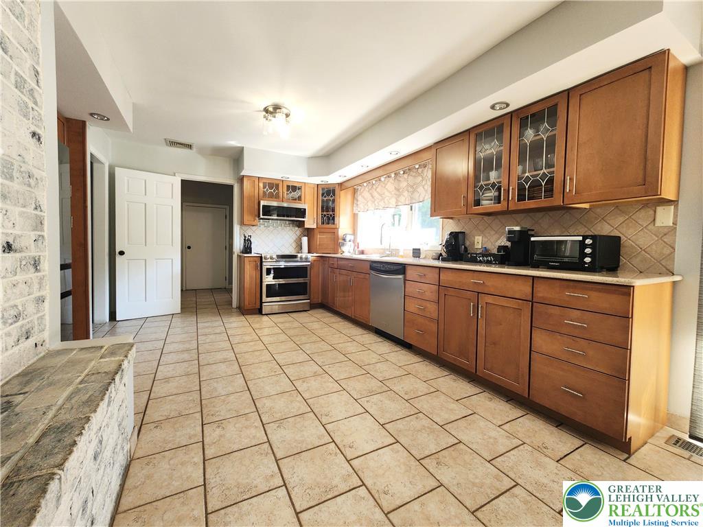 Bushkill Twp, Pennsylvania, 18064, United States, 4 Bedrooms Bedrooms, ,5 BathroomsBathrooms,Residential,Active,1945456