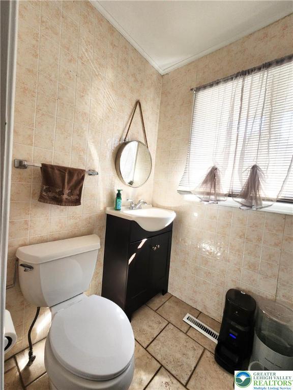 Bushkill Twp, Pennsylvania, 18064, United States, 4 Bedrooms Bedrooms, ,5 BathroomsBathrooms,Residential,Active,1945456