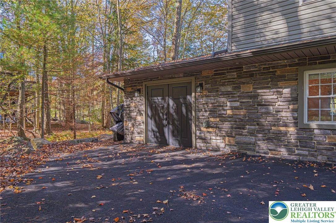 Clifton Twp, Pennsylvania, 18424, United States, 5 Bedrooms Bedrooms, ,4 BathroomsBathrooms,Residential,Active,1962171