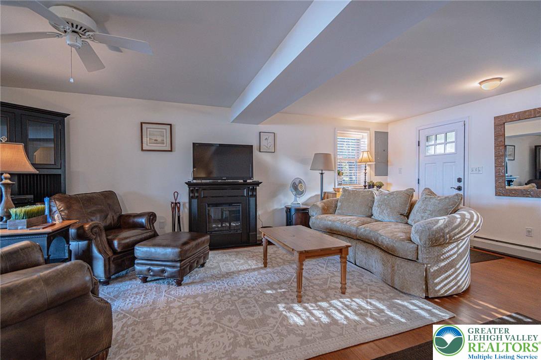 Clifton Twp, Pennsylvania, 18424, United States, 5 Bedrooms Bedrooms, ,4 BathroomsBathrooms,Residential,Active,1962171