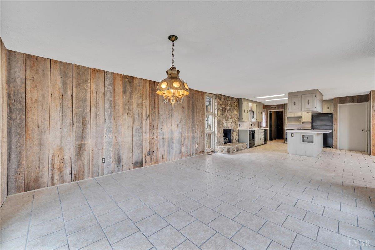 Huddleston, Virginia, 24104, United States, 5 Bedrooms Bedrooms, ,4 BathroomsBathrooms,Residential,Active,2023930