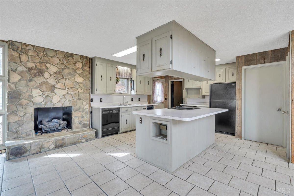 Huddleston, Virginia, 24104, United States, 5 Bedrooms Bedrooms, ,4 BathroomsBathrooms,Residential,Active,2023930