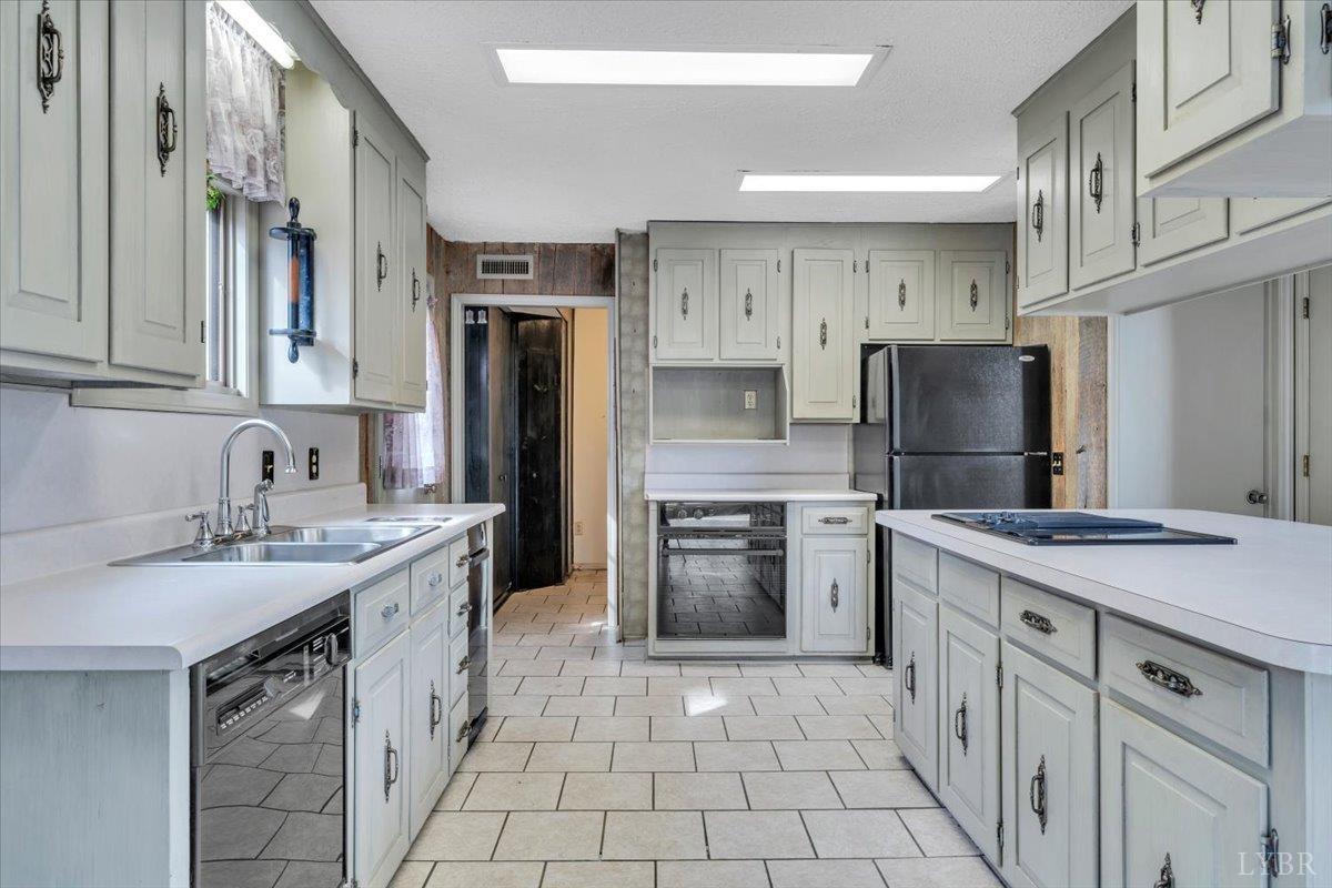 Huddleston, Virginia, 24104, United States, 5 Bedrooms Bedrooms, ,4 BathroomsBathrooms,Residential,Active,2023930