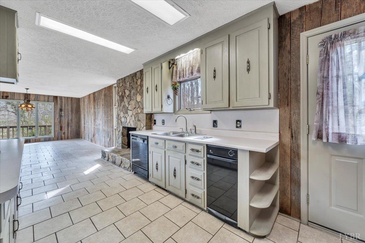 Huddleston, Virginia, 24104, United States, 5 Bedrooms Bedrooms, ,4 BathroomsBathrooms,Residential,Active,2023930