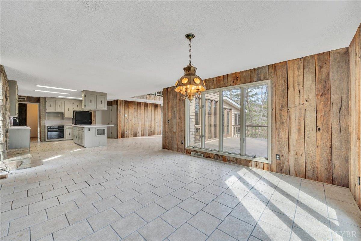 Huddleston, Virginia, 24104, United States, 5 Bedrooms Bedrooms, ,4 BathroomsBathrooms,Residential,Active,2023930