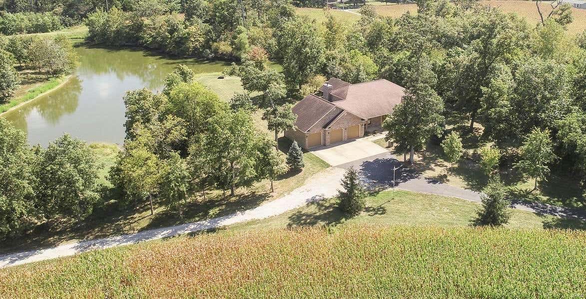 10137 LONG LAKE LN, MASCOUTAH, IL 62258 Single Family Residence For