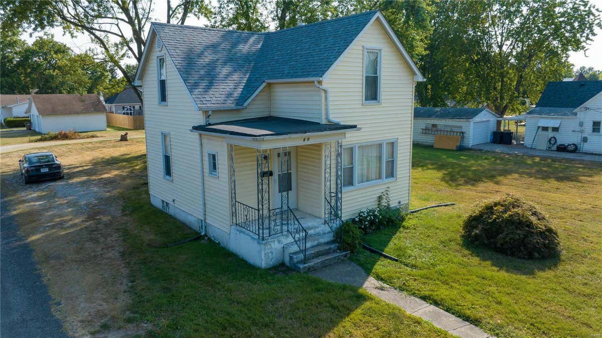 800 PAGE ST, STAUNTON, IL 62088, photo 1 of 28