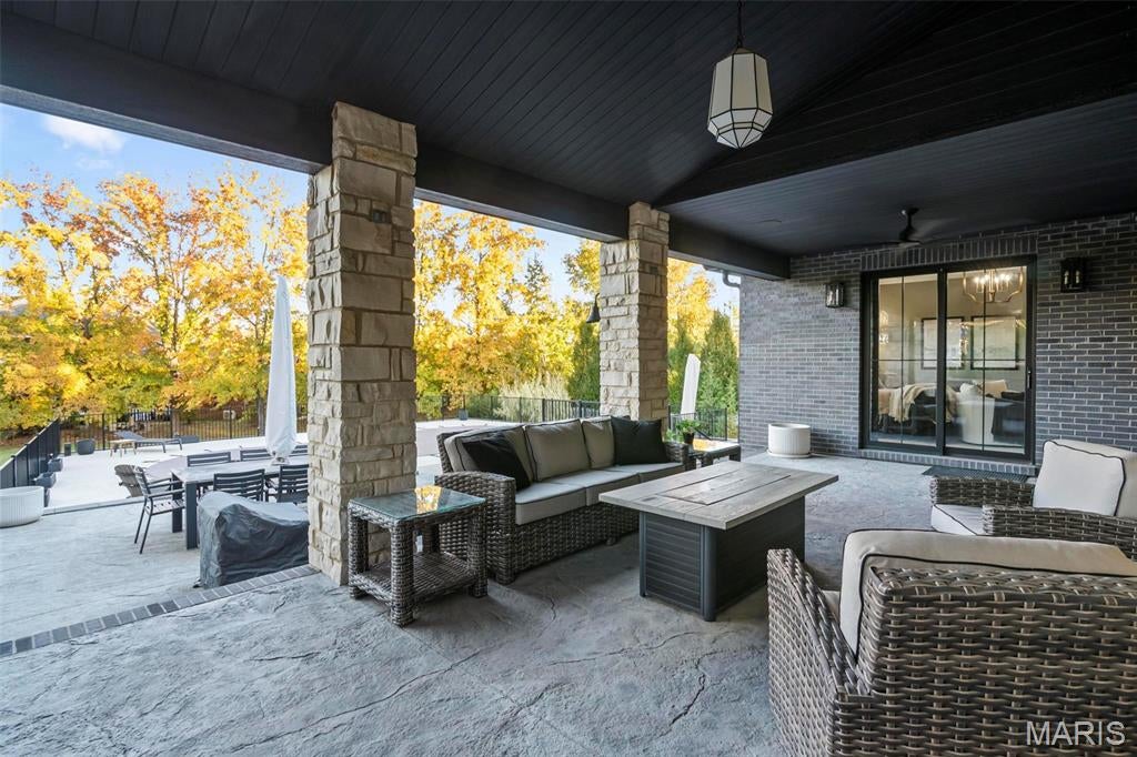 Edwardsville, Illinois, 62025, United States, 4 Bedrooms Bedrooms, ,4 BathroomsBathrooms,Residential,Active,1985874