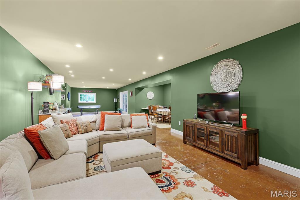 Edwardsville, Illinois, 62025, United States, 4 Bedrooms Bedrooms, ,6 BathroomsBathrooms,Residential,Active,1998604