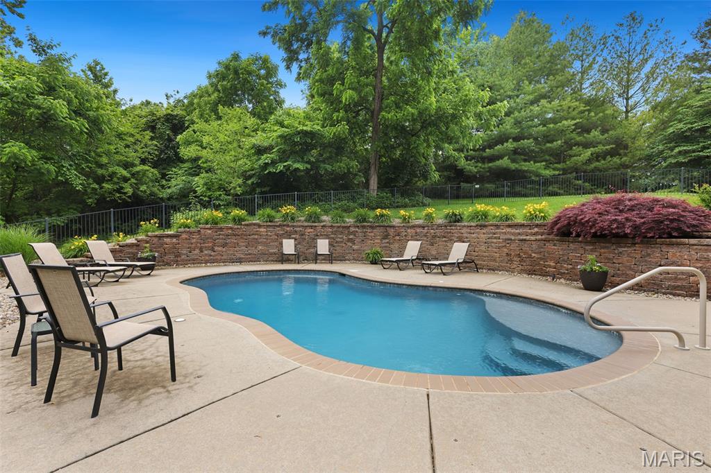 Edwardsville, Illinois, 62025, United States, 4 Bedrooms Bedrooms, ,6 BathroomsBathrooms,Residential,Active,1998604