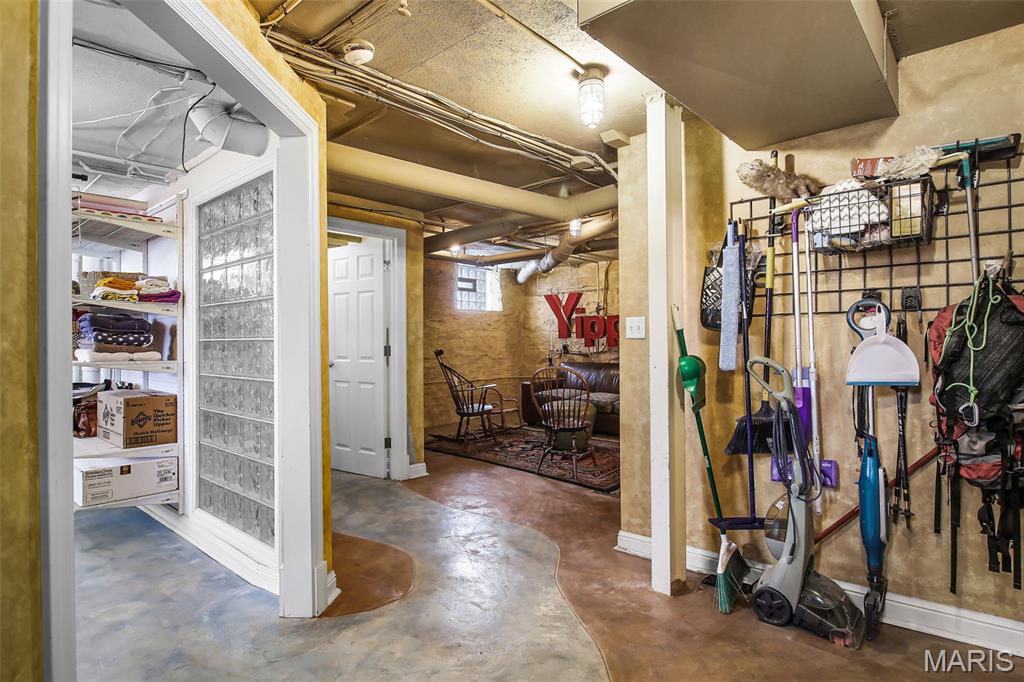 Clayton, Missouri, 63105, United States, 5 Bedrooms Bedrooms, ,5 BathroomsBathrooms,Residential,Active,1965855