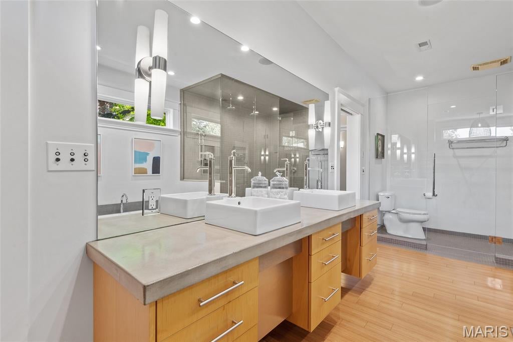 Edwardsville, Illinois, 62025, United States, 6 Bedrooms Bedrooms, ,5 BathroomsBathrooms,Residential,Active,1824912