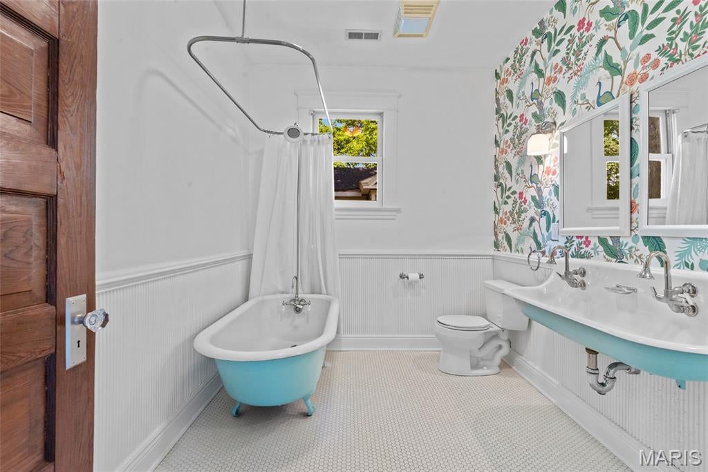 Edwardsville, Illinois, 62025, United States, 6 Bedrooms Bedrooms, ,5 BathroomsBathrooms,Residential,Active,1824912