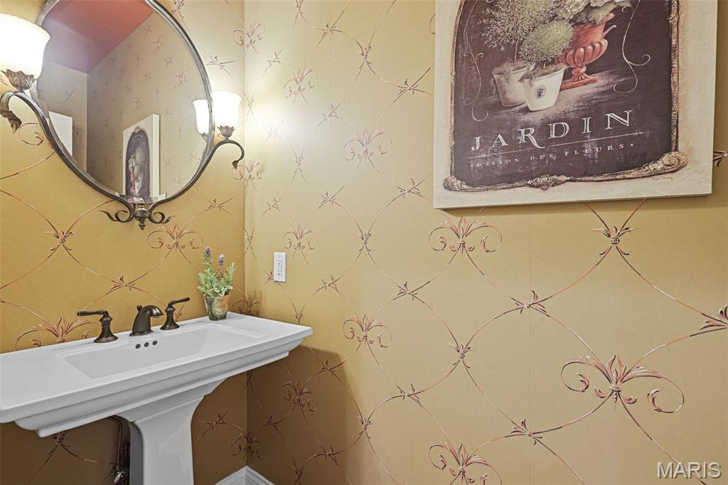 Edwardsville, Illinois, 62025, United States, 4 Bedrooms Bedrooms, ,6 BathroomsBathrooms,Residential,Active,1927653