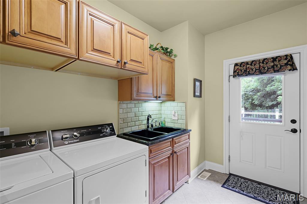 Edwardsville, Illinois, 62025, United States, 4 Bedrooms Bedrooms, ,6 BathroomsBathrooms,Residential,Active,1998604