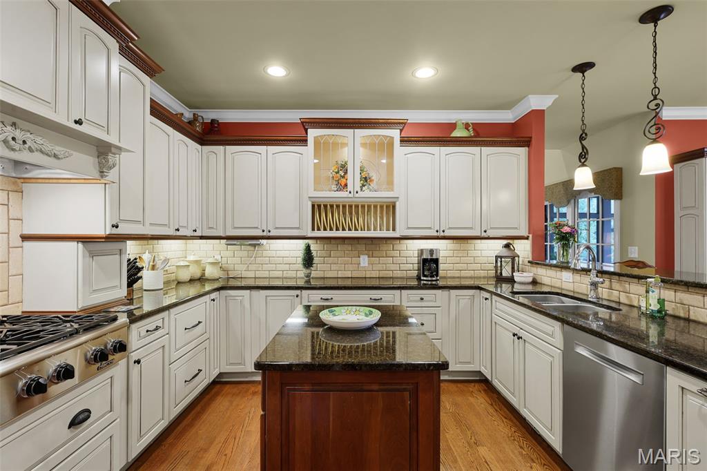 Edwardsville, Illinois, 62025, United States, 4 Bedrooms Bedrooms, ,6 BathroomsBathrooms,Residential,Active,1927653