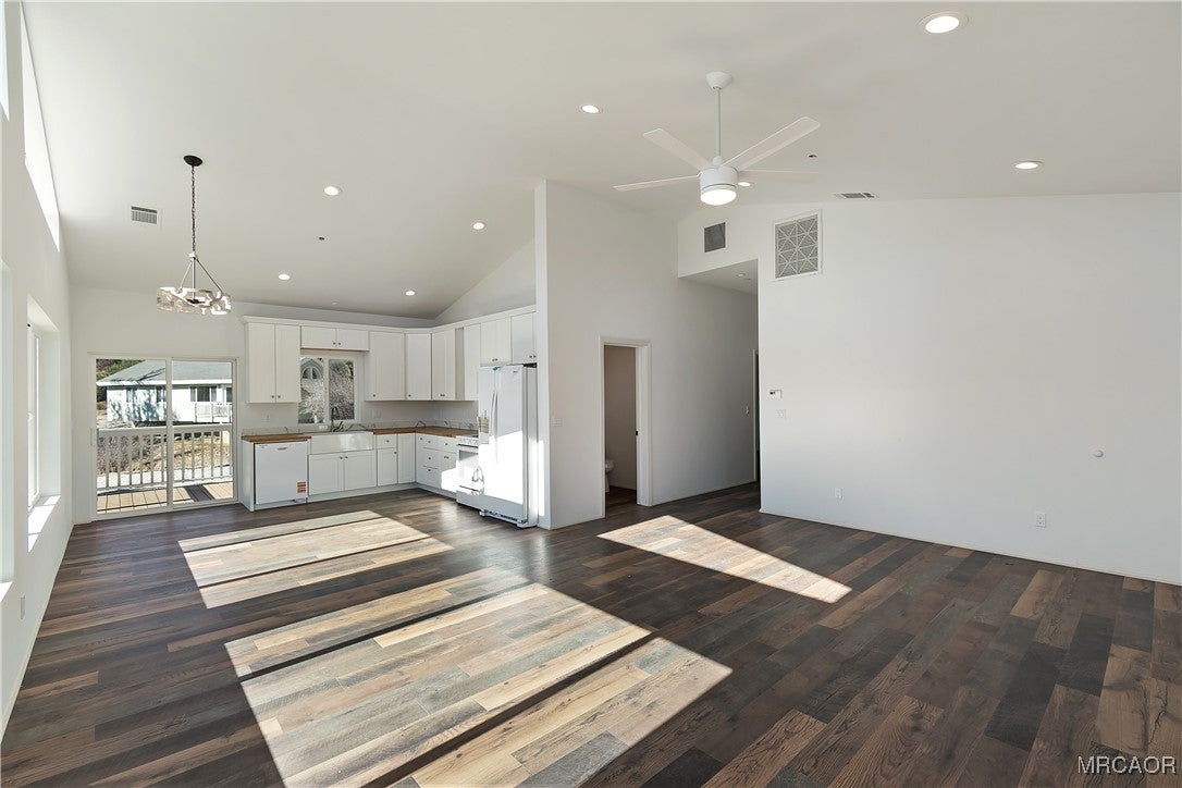 Big Bear City, California, 92314, United States, 7 Bedrooms Bedrooms, ,6 BathroomsBathrooms,Residential,Active,1998585