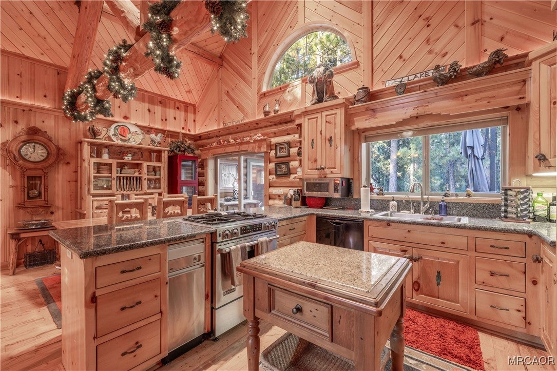 Big Bear Lake, California, 92315, United States, 4 Bedrooms Bedrooms, ,3 BathroomsBathrooms,Residential,Active,1933894