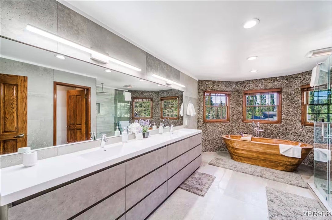 Big Bear Lake, California, 92315, United States, 6 Bedrooms Bedrooms, ,6 BathroomsBathrooms,Residential,Active,1999169