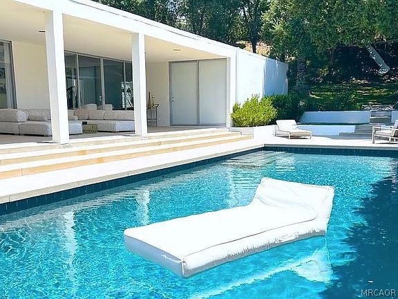 Pasadena, California, 91105, United States, 3 Bedrooms Bedrooms, ,3 BathroomsBathrooms,Residential,Active,2027767