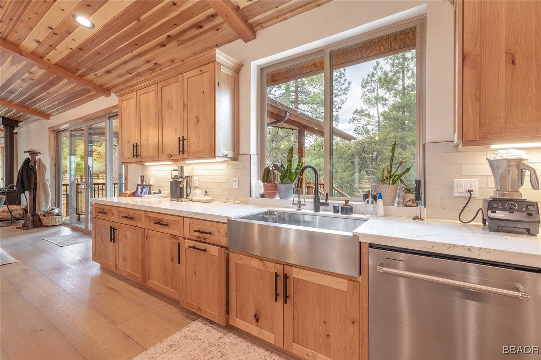 Big Bear City, California, 92314, United States, ,4 BathroomsBathrooms,Residential,Active,1839769