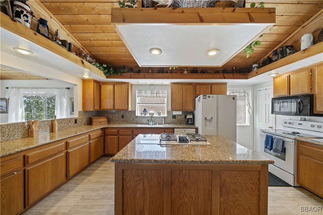 Big Bear Lake, California, 92315, United States, 4 Bedrooms Bedrooms, ,4 BathroomsBathrooms,Residential,Active,1858693