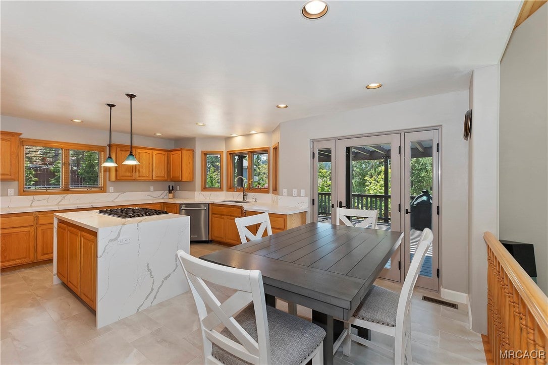 Big Bear City, California, 92314, United States, 4 Bedrooms Bedrooms, ,5 BathroomsBathrooms,Residential,Active,2006841