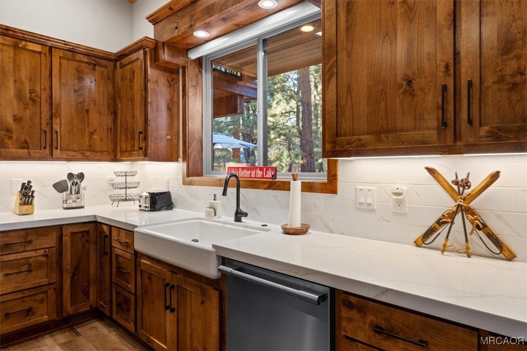 Big Bear Lake, California, 92315, United States, 4 Bedrooms Bedrooms, ,4 BathroomsBathrooms,Residential,Contingent,2006808