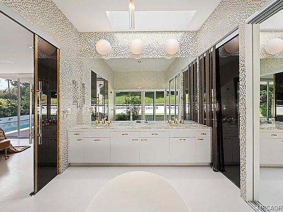 Pasadena, California, 91105, United States, 3 Bedrooms Bedrooms, ,3 BathroomsBathrooms,Residential,Active,2027767