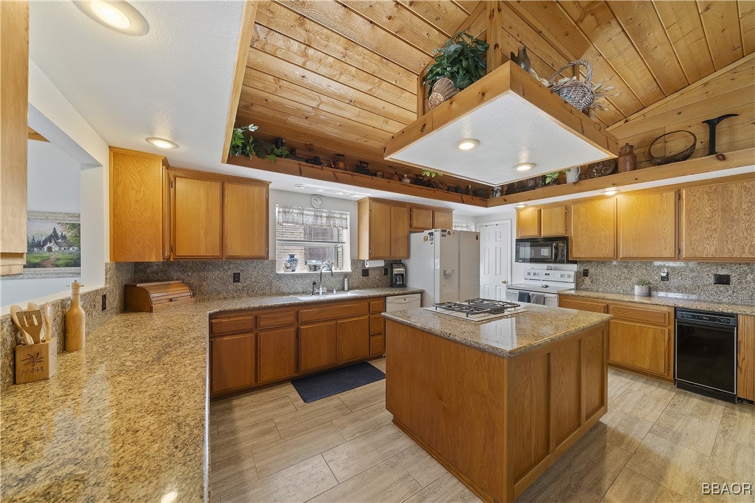 Big Bear Lake, California, 92315, United States, 4 Bedrooms Bedrooms, ,4 BathroomsBathrooms,Residential,Active,1858693