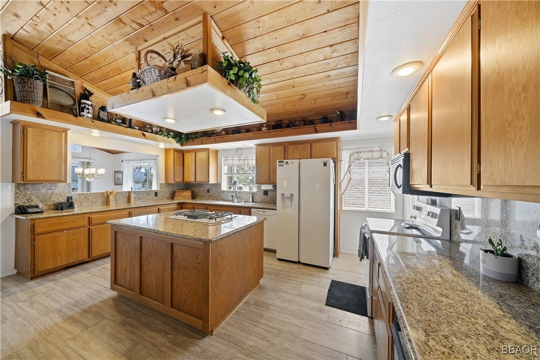 Big Bear Lake, California, 92315, United States, 4 Bedrooms Bedrooms, ,4 BathroomsBathrooms,Residential,Active,1858693