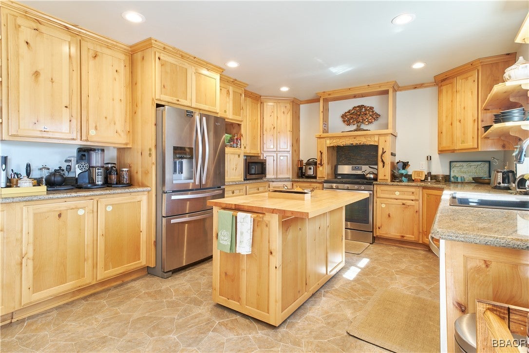 Big Bear Lake, California, 92315, United States, 7 Bedrooms Bedrooms, ,5 BathroomsBathrooms,Residential,Active,1824514