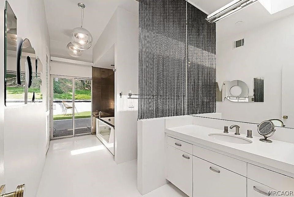 Pasadena, California, 91105, United States, 3 Bedrooms Bedrooms, ,3 BathroomsBathrooms,Residential,Active,2027767