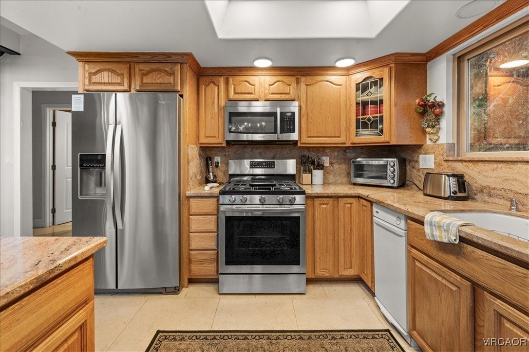 Lake Arrowhead, California, 92352, United States, 5 Bedrooms Bedrooms, ,3 BathroomsBathrooms,Residential,Active,1944014