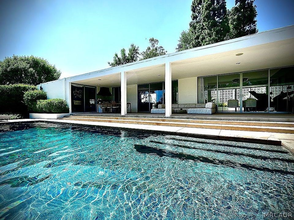 Pasadena, California, 91105, United States, 3 Bedrooms Bedrooms, ,3 BathroomsBathrooms,Residential,Active,2027767