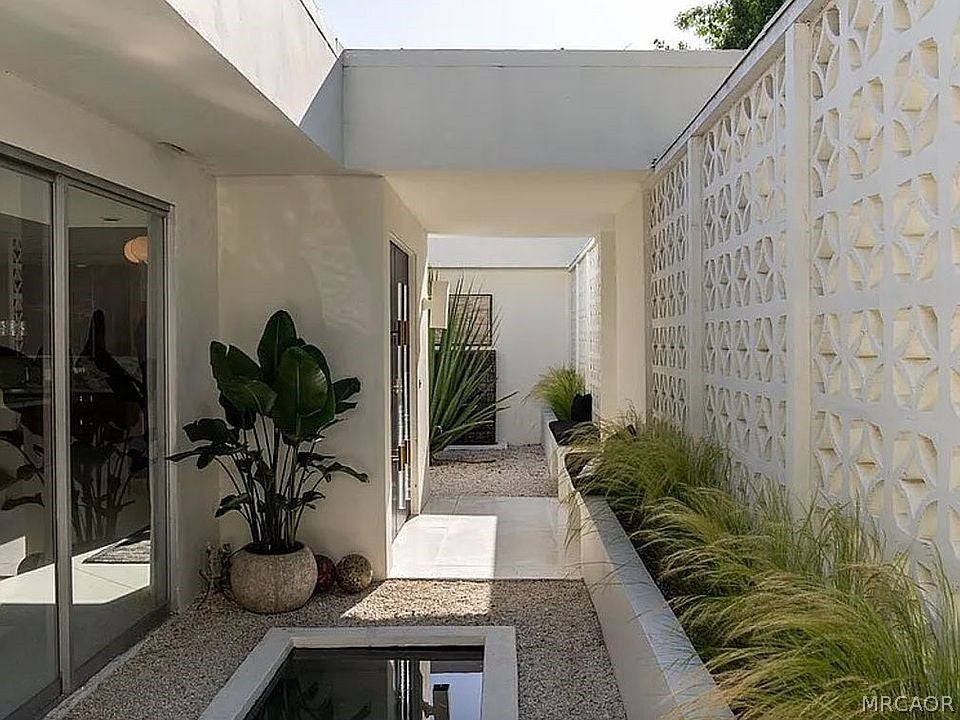 Pasadena, California, 91105, United States, 3 Bedrooms Bedrooms, ,3 BathroomsBathrooms,Residential,Active,2027767