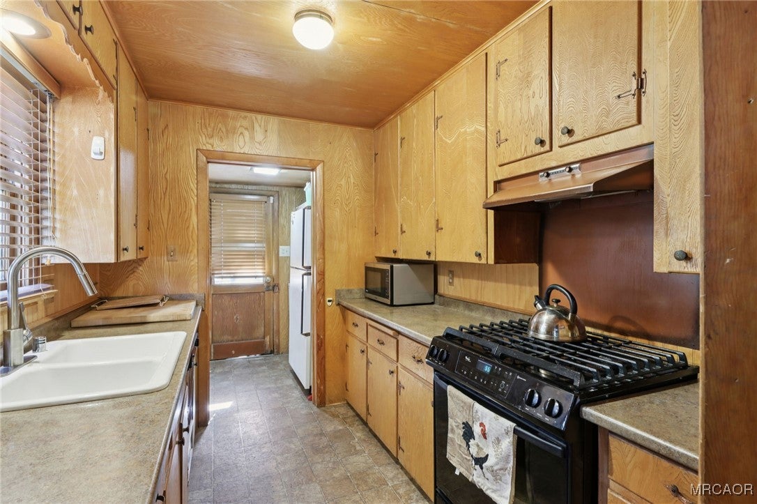 Big Bear Lake, California, 92315, United States, 4 Bedrooms Bedrooms, ,4 BathroomsBathrooms,Residential,Active,1988473