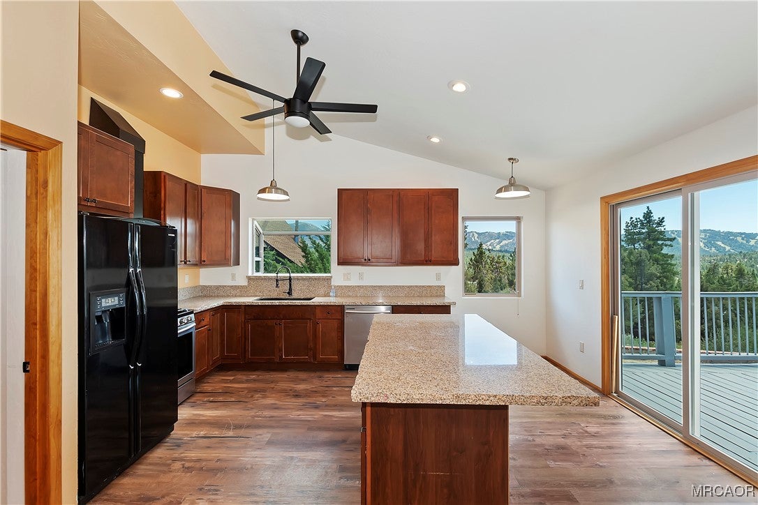 Big Bear City, California, 92314, United States, 7 Bedrooms Bedrooms, ,6 BathroomsBathrooms,Residential,Active,1998585