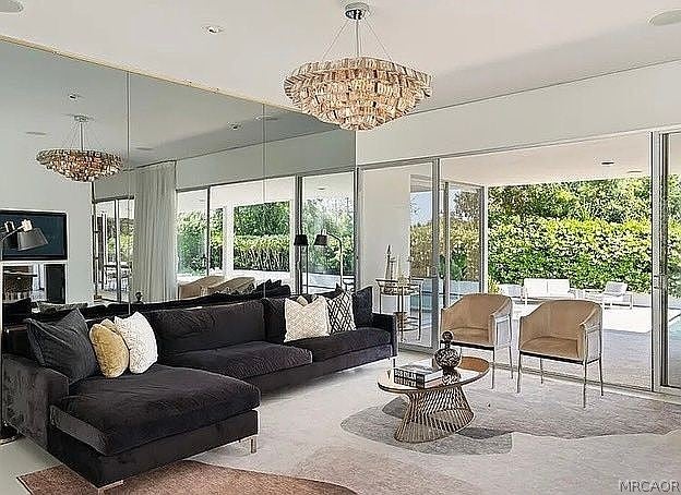 Pasadena, California, 91105, United States, 3 Bedrooms Bedrooms, ,3 BathroomsBathrooms,Residential,Active,2027767