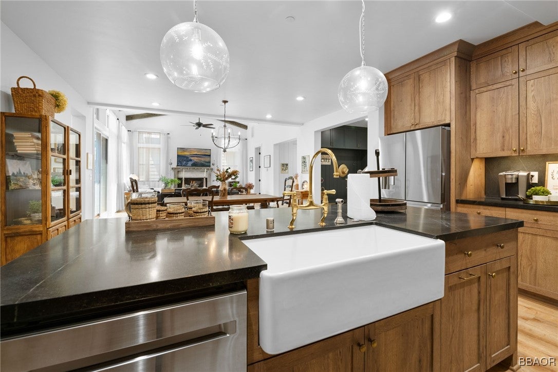 Big Bear Lake, California, 92315, United States, 4 Bedrooms Bedrooms, ,4 BathroomsBathrooms,Residential,Active,1841308