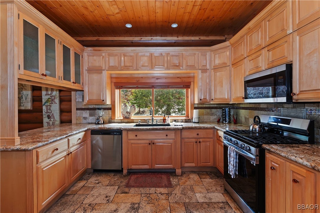 Big Bear Lake, California, 92315, United States, 5 Bedrooms Bedrooms, ,4 BathroomsBathrooms,Residential,Active,1798099